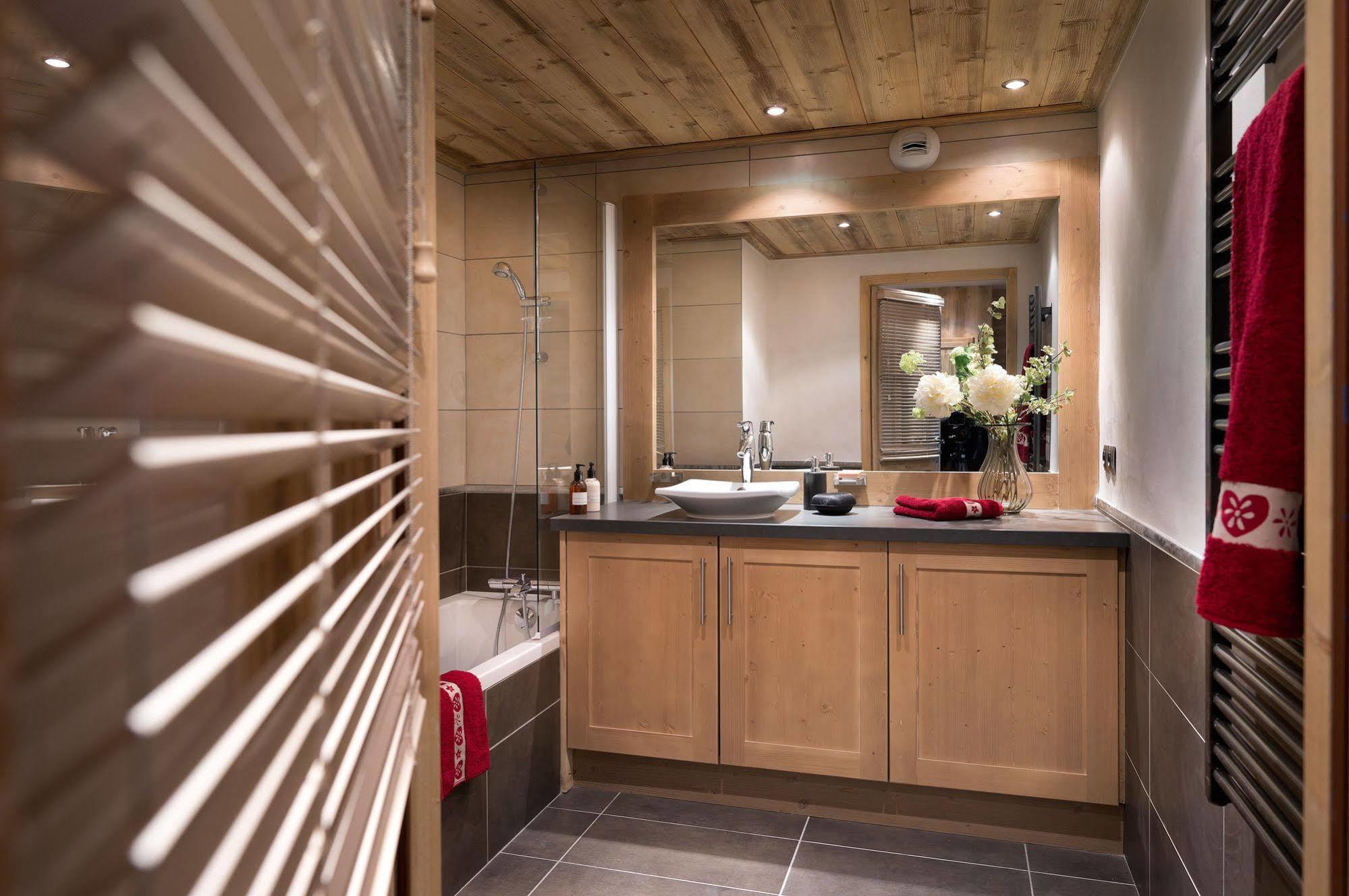 Cgh Residences And Spa Les Chalets De Leana เลการ์รอซ-ดาราช ภายนอก รูปภาพ
